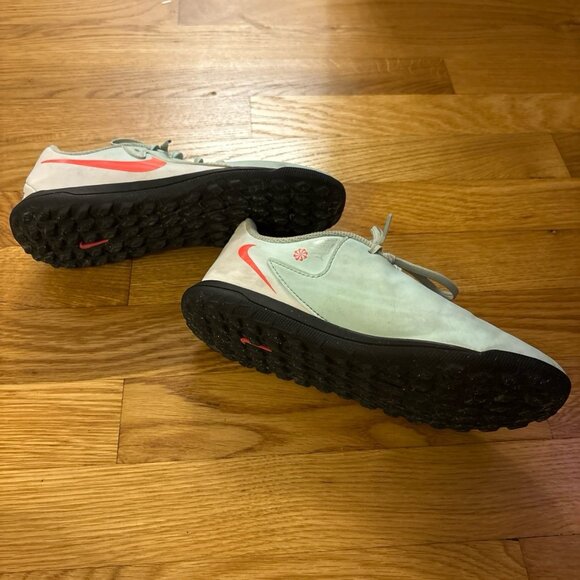 Nike Phantom GX 2 Club soccer cleats girls size 3Y Turf Low-Top Soccer Shoes - Picture 3 of 3